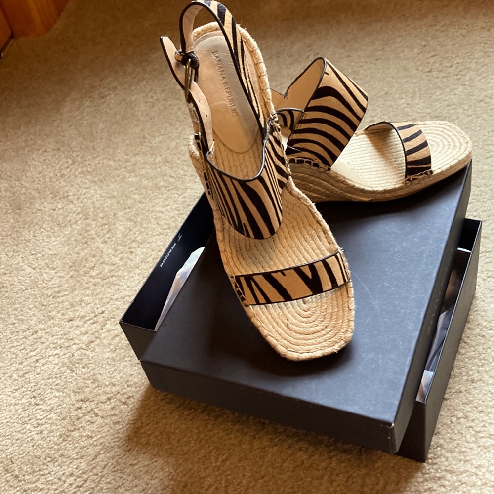 Women dress sandals zebra pattern like new never worn